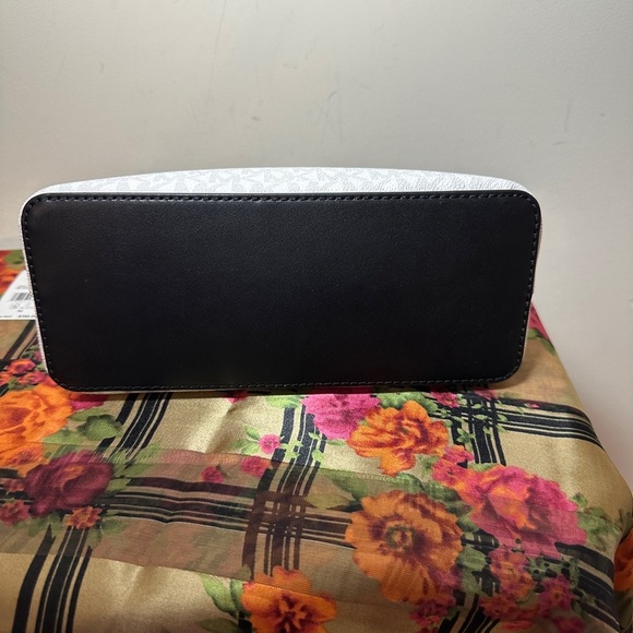 NWT Michael Kors crossbody. - Picture 2 of 4